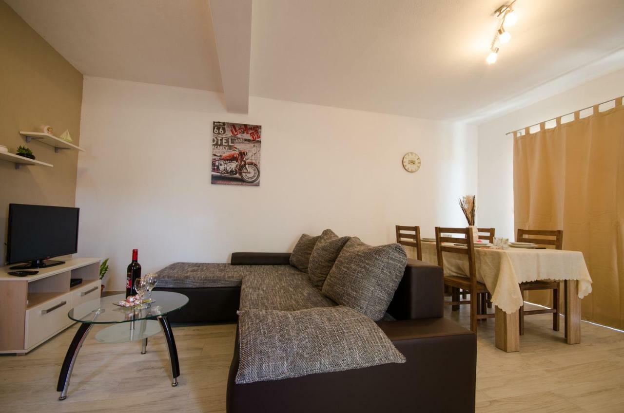 Apartment Danijela Traù Esterno foto